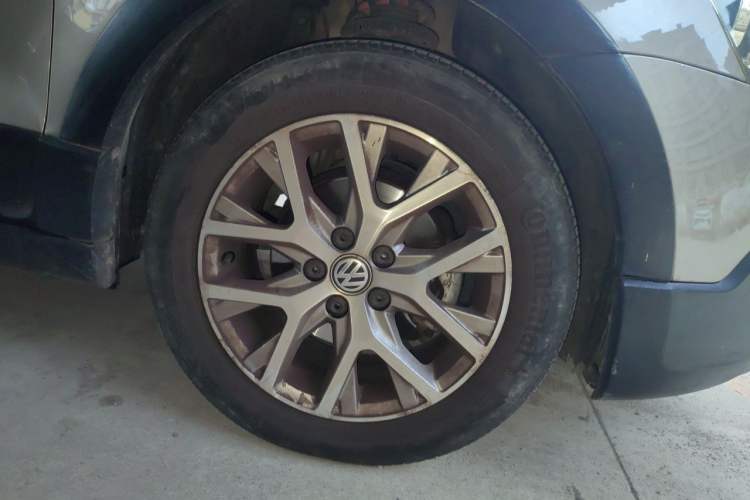 Used Volkswagen Polo 2014 1.6L Cross Polo Automatic Right Front Wheel Hub