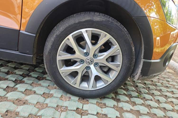 Used Volkswagen Polo 2014 1.6L Cross Polo Automatic Right Front Wheel Hub