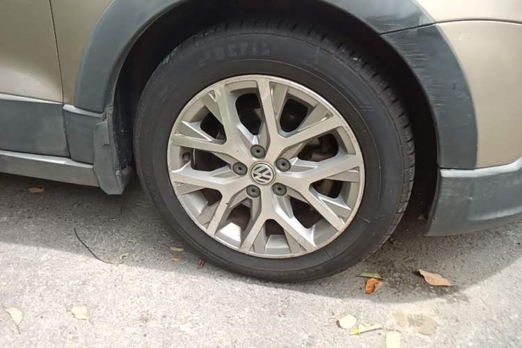 Used Volkswagen Polo 2014 1.6L Cross Polo Automatic Right Front Wheel Hub