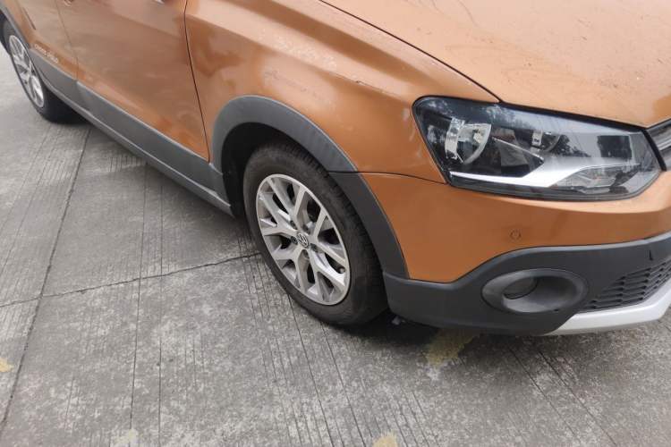 Used Volkswagen Polo 2014 1.6L Cross Polo Automatic Right Front Wheel Hub