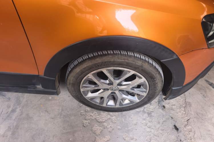 Used Volkswagen Polo 2014 1.6L Cross Polo Automatic Right Front Wheel Hub