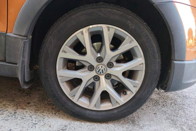 Used Volkswagen Polo 2014 1.6L Cross Polo Automatic Right Front Wheel Hub