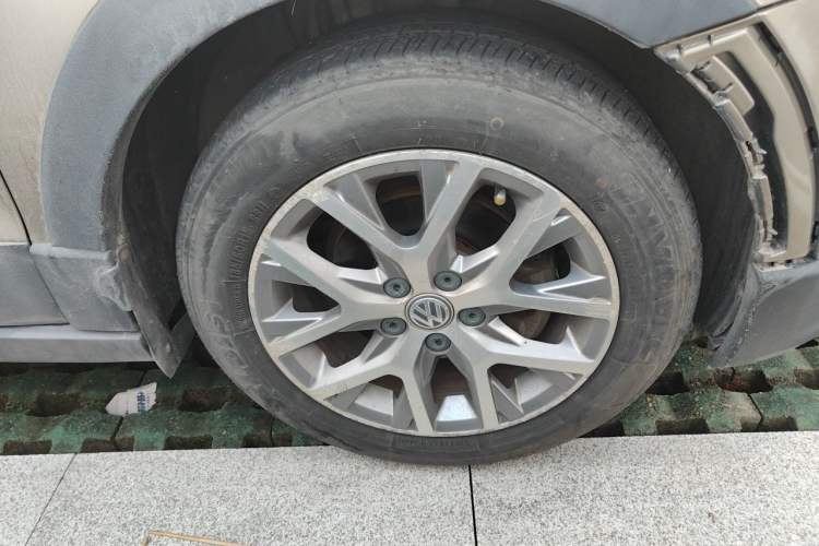 Used Volkswagen Polo 2014 1.6L Cross Polo Automatic Right Front Wheel Hub