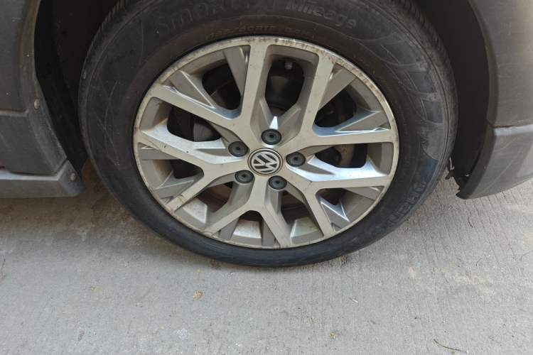 Used Volkswagen Polo 2014 1.6L Cross Polo Automatic Right Front Wheel Hub