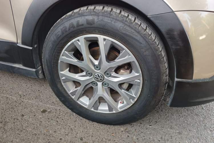 Used Volkswagen Polo 2014 1.6L Cross Polo Automatic Right Front Wheel Hub
