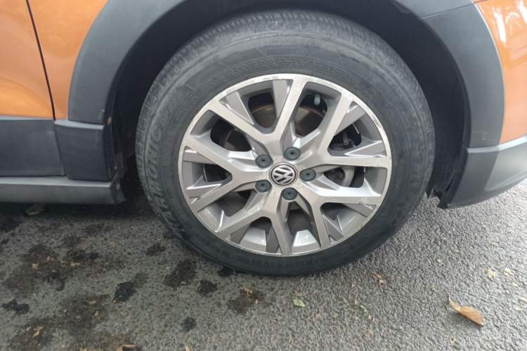 Used Volkswagen Polo 2014 1.6L Cross Polo Automatic Right Front Wheel Hub