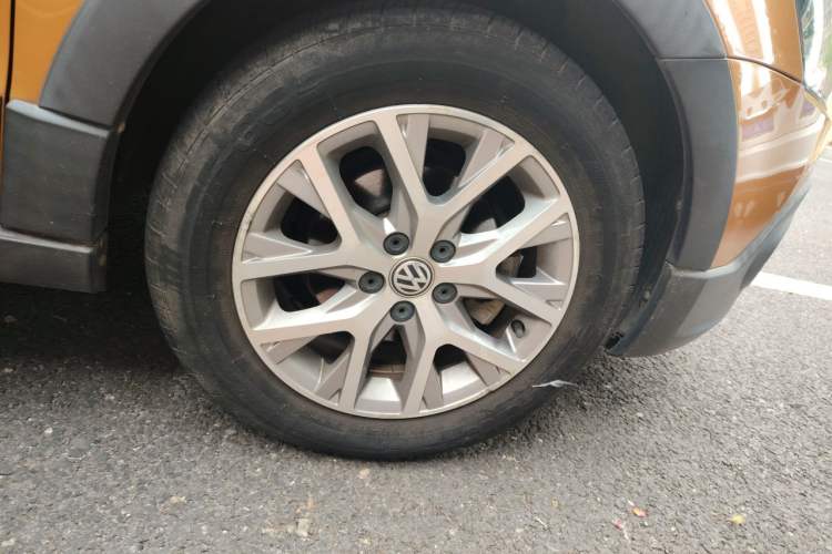 Used Volkswagen Polo 2014 1.6L Cross Polo Automatic Right Front Wheel Hub