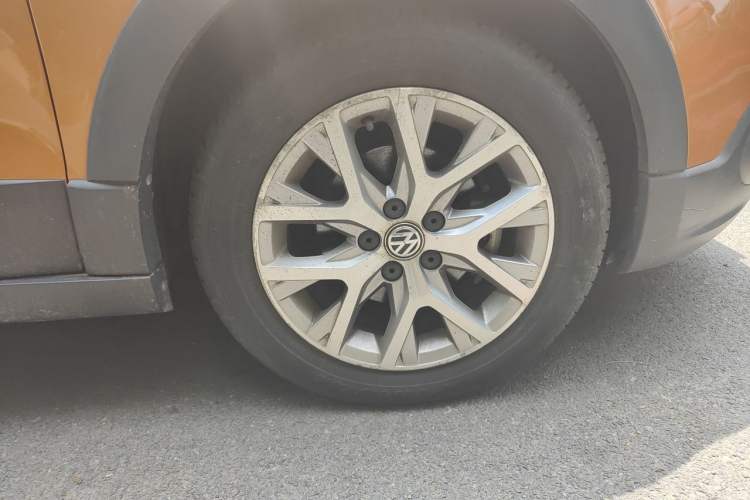 Used Volkswagen Polo 2014 1.6L Cross Polo Automatic Right Front Wheel Hub