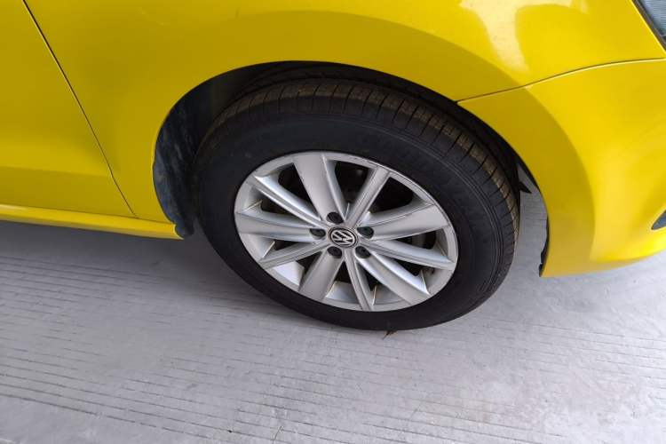 Used Volkswagen Polo 2014 1.6L Automatic Comfort Edition Right Front Wheel Hub