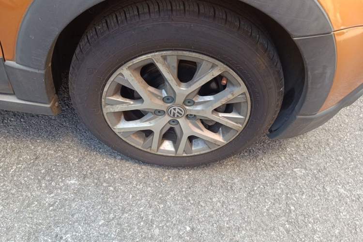 Used Volkswagen Polo 2014 1.6L Cross Polo Automatic Right Front Wheel Hub