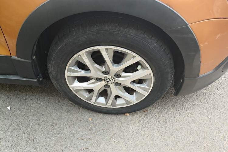 Used Volkswagen Polo 2014 1.6L Cross Polo Automatic Right Front Wheel Hub