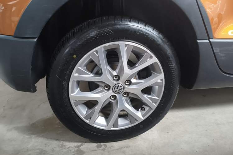 Used Volkswagen Polo 2014 1.6L Cross Polo Automatic Right Rear Wheel Hub
