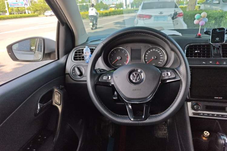 Used Volkswagen Polo 2014 1.6L Cross Polo Automatic Steering Wheel