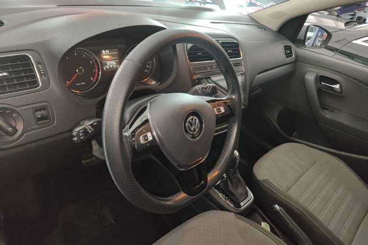 Used Volkswagen Polo 2014 1.6L Cross Polo Automatic Steering Wheel