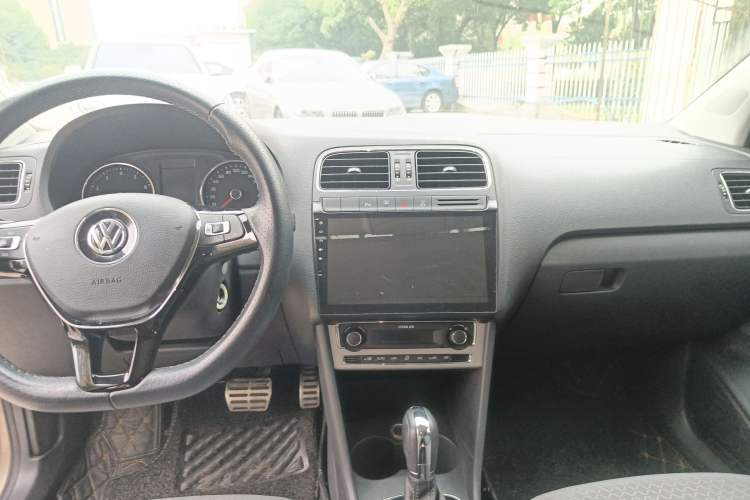Used Volkswagen Polo 2016 1.6L Cross Polo Automatic Audio And AC Panel