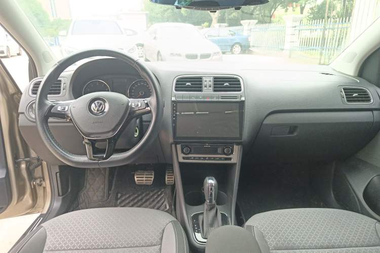 Used Volkswagen Polo 2016 1.6L Cross Polo Automatic Center Console
