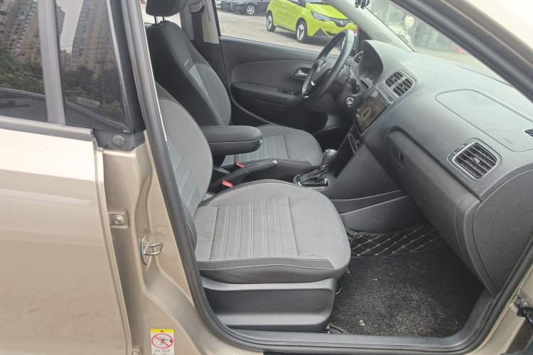 Used Volkswagen Polo 2016 1.6L Cross Polo Automatic Right Front Seat