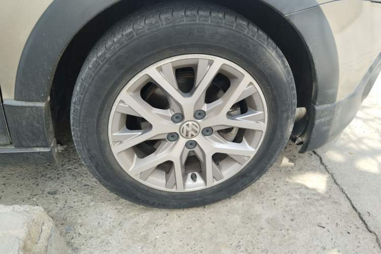 Used Volkswagen Polo 2016 1.4L Cross Polo Automatic Right Front Wheel Hub