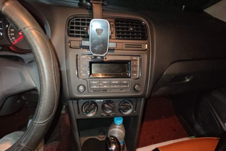 Used Volkswagen Polo 2016 1.4L Cross Polo Automatic Audio And AC Panel