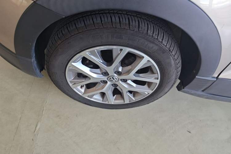 Used Volkswagen Polo 2016 1.6L Cross Polo Automatic Left Front Wheel Hub
