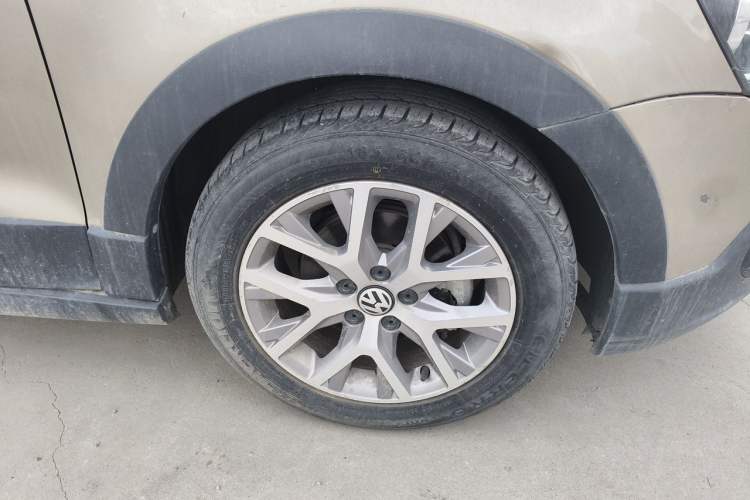 Used Volkswagen Polo 2016 1.6L Cross Polo Automatic Right Front Wheel Hub