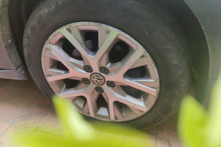 Used Volkswagen Polo 2016 1.6L Cross Polo Automatic Right Front Wheel Hub