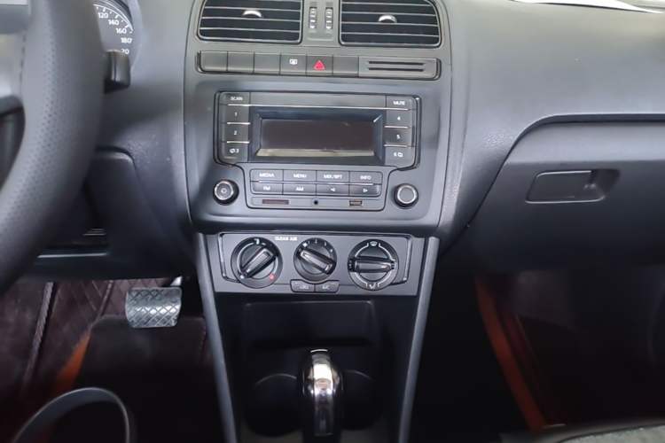Used Volkswagen Polo 2016 1.4L Cross Polo Automatic Audio And AC Panel
