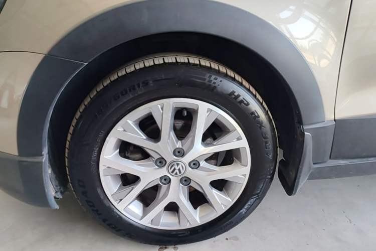 Used Volkswagen Polo 2016 1.4L Cross Polo Automatic Left Front Wheel Hub