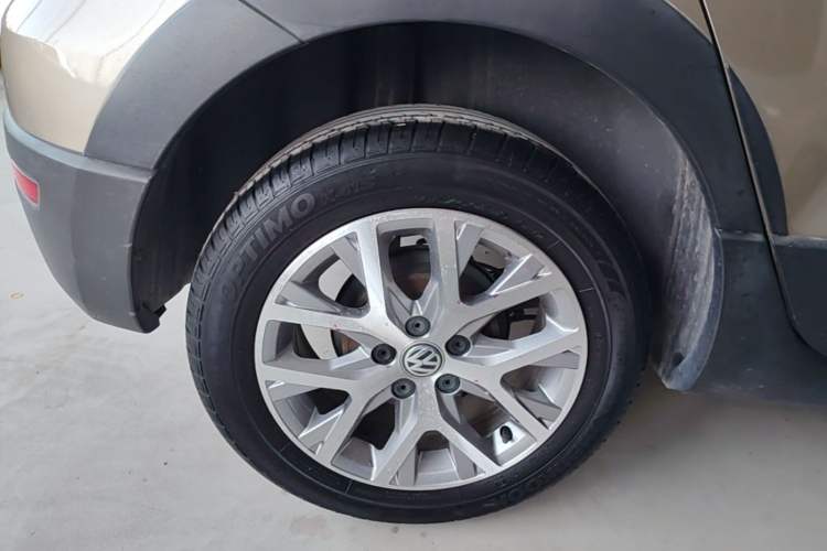 Used Volkswagen Polo 2016 1.4L Cross Polo Automatic Right Rear Wheel Hub