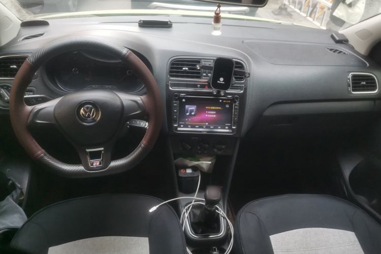 Used Volkswagen Polo 2016 1.4L Manual Fashion Model Center Console
