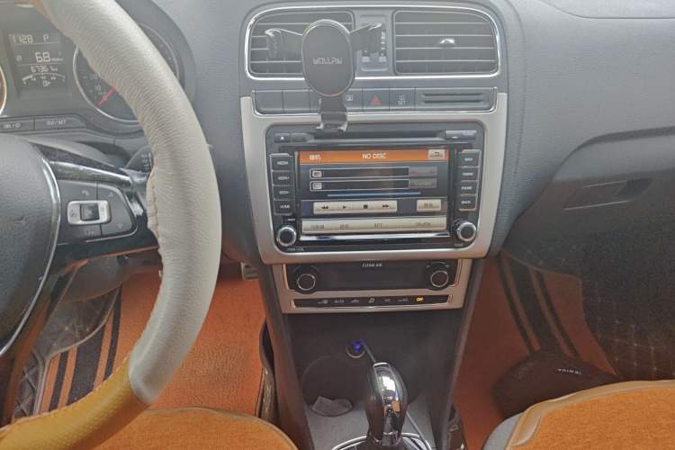 Used Volkswagen Polo 2016 1.6L Cross Polo Automatic Audio And AC Panel