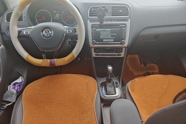 Used Volkswagen Polo 2016 1.6L Cross Polo Automatic Center Console