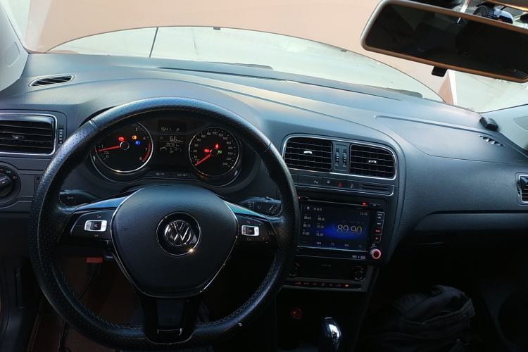 Used Volkswagen Polo 2016 1.6L Cross Polo Automatic Center Console