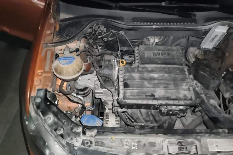 Used Volkswagen Polo 2016 1.6L Cross Polo Automatic Engine Bay Right