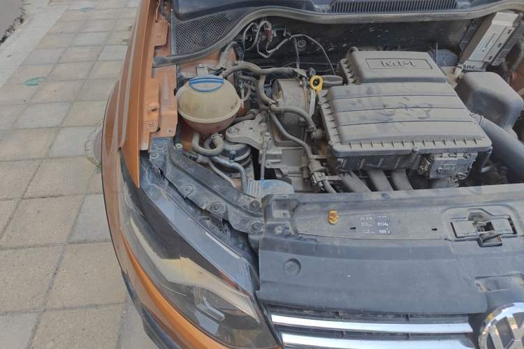 Used Volkswagen Polo 2016 1.6L Cross Polo Automatic Engine Bay Right