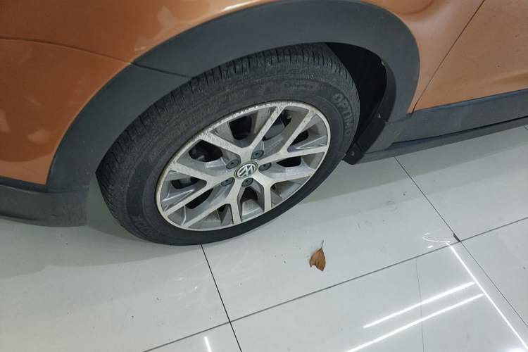 Used Volkswagen Polo 2016 1.6L Cross Polo Automatic Left Front Wheel Hub
