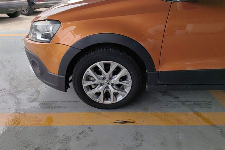 Used Volkswagen Polo 2016 1.6L Cross Polo Automatic Left Front Wheel Hub