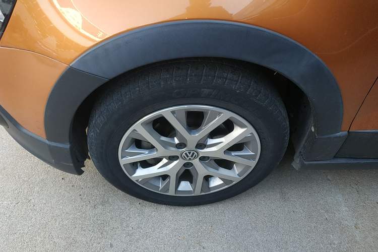 Used Volkswagen Polo 2016 1.6L Cross Polo Automatic Left Front Wheel Hub