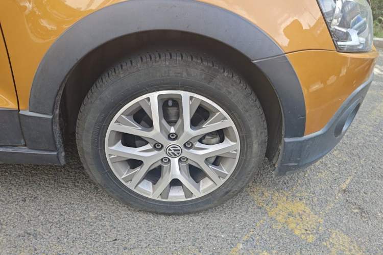 Used Volkswagen Polo 2016 1.6L Cross Polo Automatic Right Front Wheel Hub
