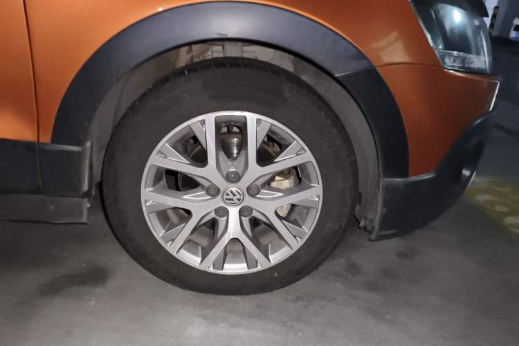 Used Volkswagen Polo 2016 1.6L Cross Polo Automatic Right Front Wheel Hub