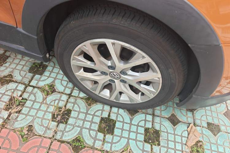 Used Volkswagen Polo 2016 1.6L Cross Polo Automatic Right Front Wheel Hub