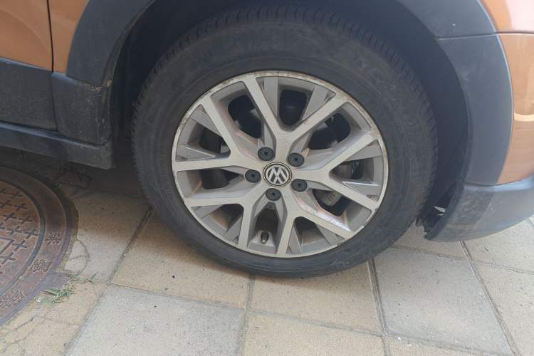 Used Volkswagen Polo 2016 1.6L Cross Polo Automatic Right Front Wheel Hub
