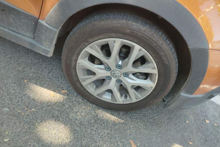 Used Volkswagen Polo 2016 1.6L Cross Polo Automatic Right Front Wheel Hub