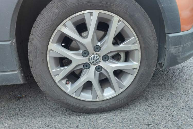 Used Volkswagen Polo 2016 1.4L Cross Polo Automatic Right Front Wheel Hub