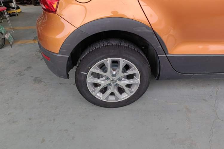 Used Volkswagen Polo 2016 1.6L Cross Polo Automatic Right Rear Wheel Hub
