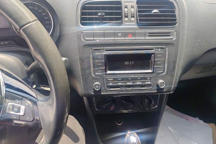 Used Volkswagen Polo 2016 1.6L Automatic Comfort Model Audio And AC Panel