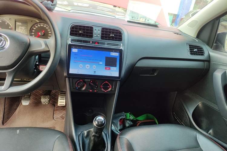 Used Volkswagen Polo 2016 1.4L Manual Fashion Model Audio And AC Panel