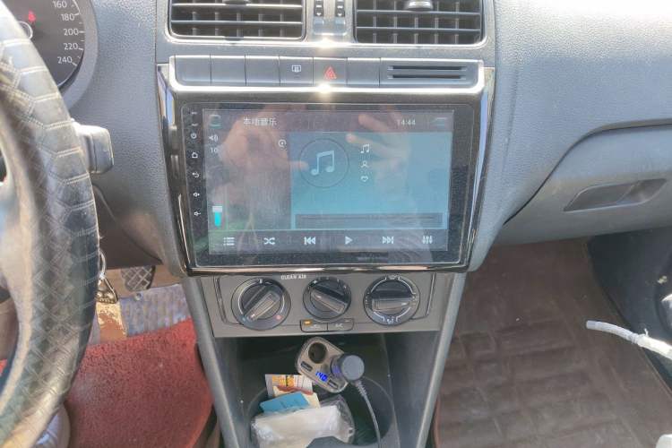 Used Volkswagen Polo 2016 1.4L Manual Fashion Model Audio And AC Panel