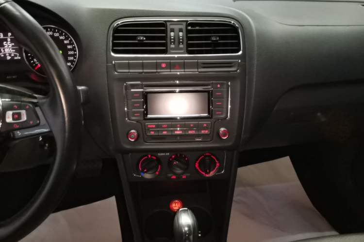 Used Volkswagen Polo 2016 1.6L Automatic Comfort Model Audio And AC Panel