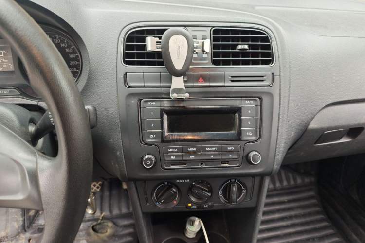 Used Volkswagen Polo 2016 1.4L Manual Fashion Model Audio And AC Panel